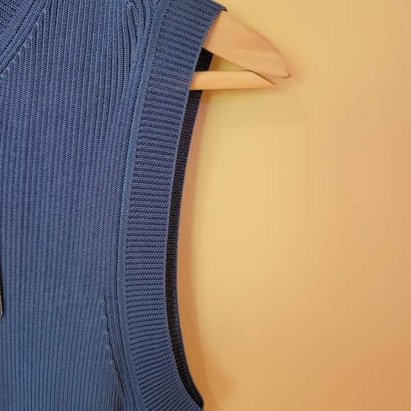 NWT ST. JOHN Steel Blue Sleeveless Knit Sweater sz. Medium - Picture 4 of 6